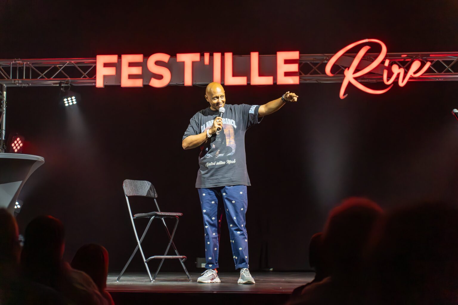 Tareek sur la scène du Fest'Ille Rire.